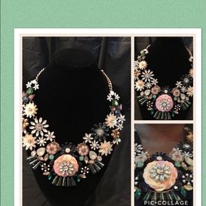 Women’s statement necklace